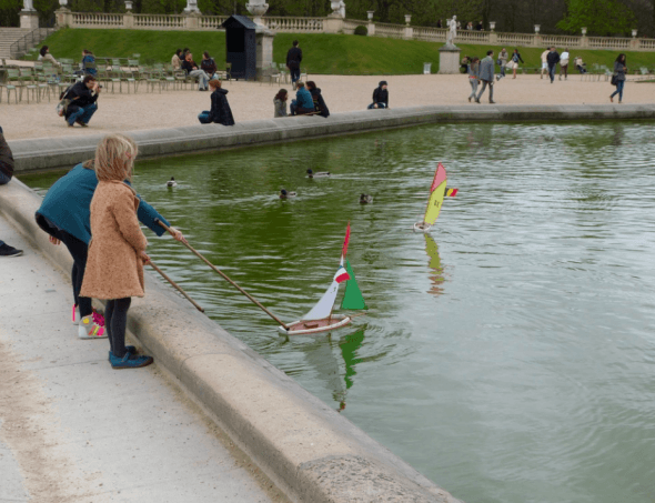 Jardin de Luxembough - children with boats