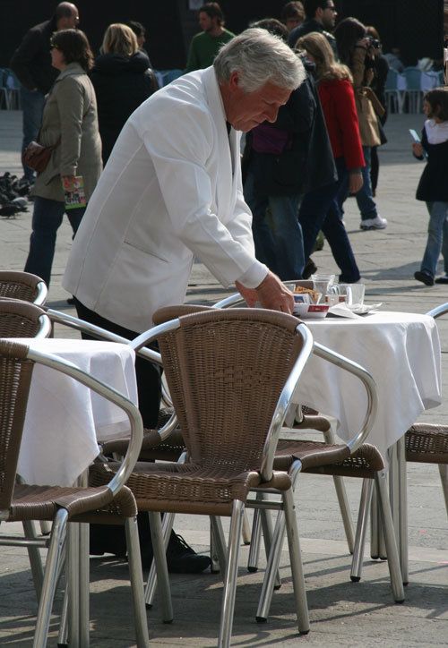 waiter-in-rome