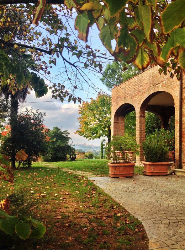 Rent a villa in Tuscany. Photo by @katjapresnal skimbacolifestyle.com