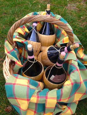 wine-in-basket-for-picnick