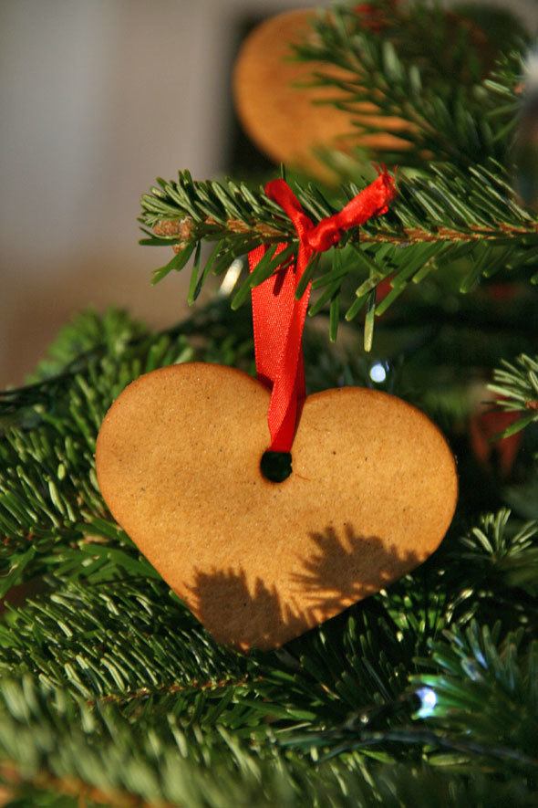 gingerbread-cookies-in-christmas-tree