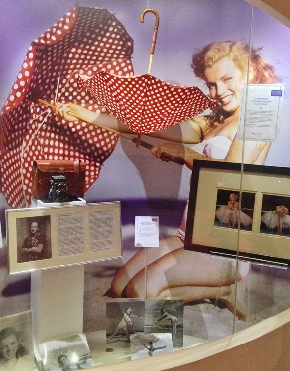 Marilyn Monroe with red umbrella in a museum
