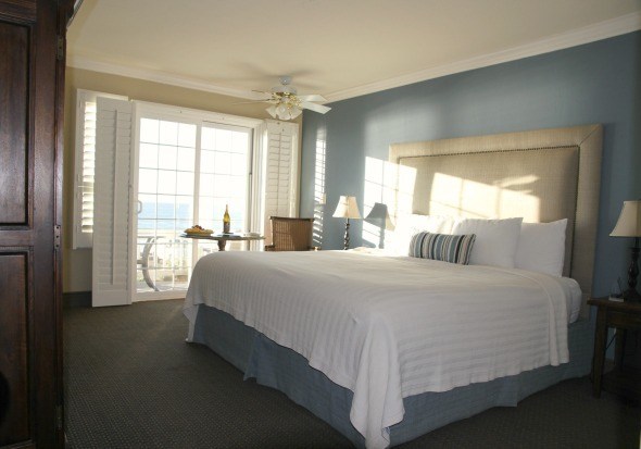 Sand Pebbles Inn - Ocean View King Room