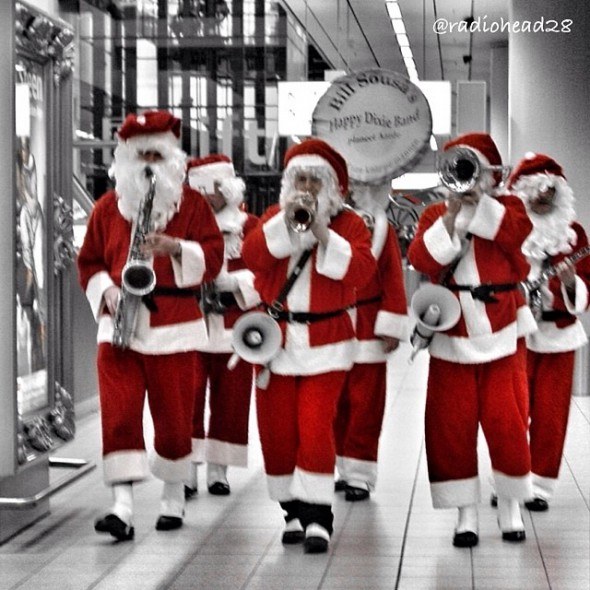 schipol airport santa claus amsterdam. photo by @radiohead28 on Instagram