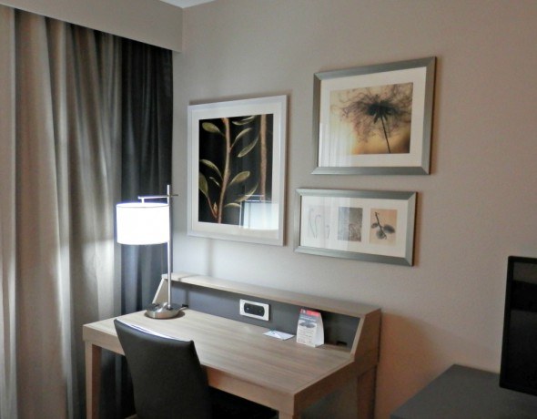 Country Inn and Suites Room with desk