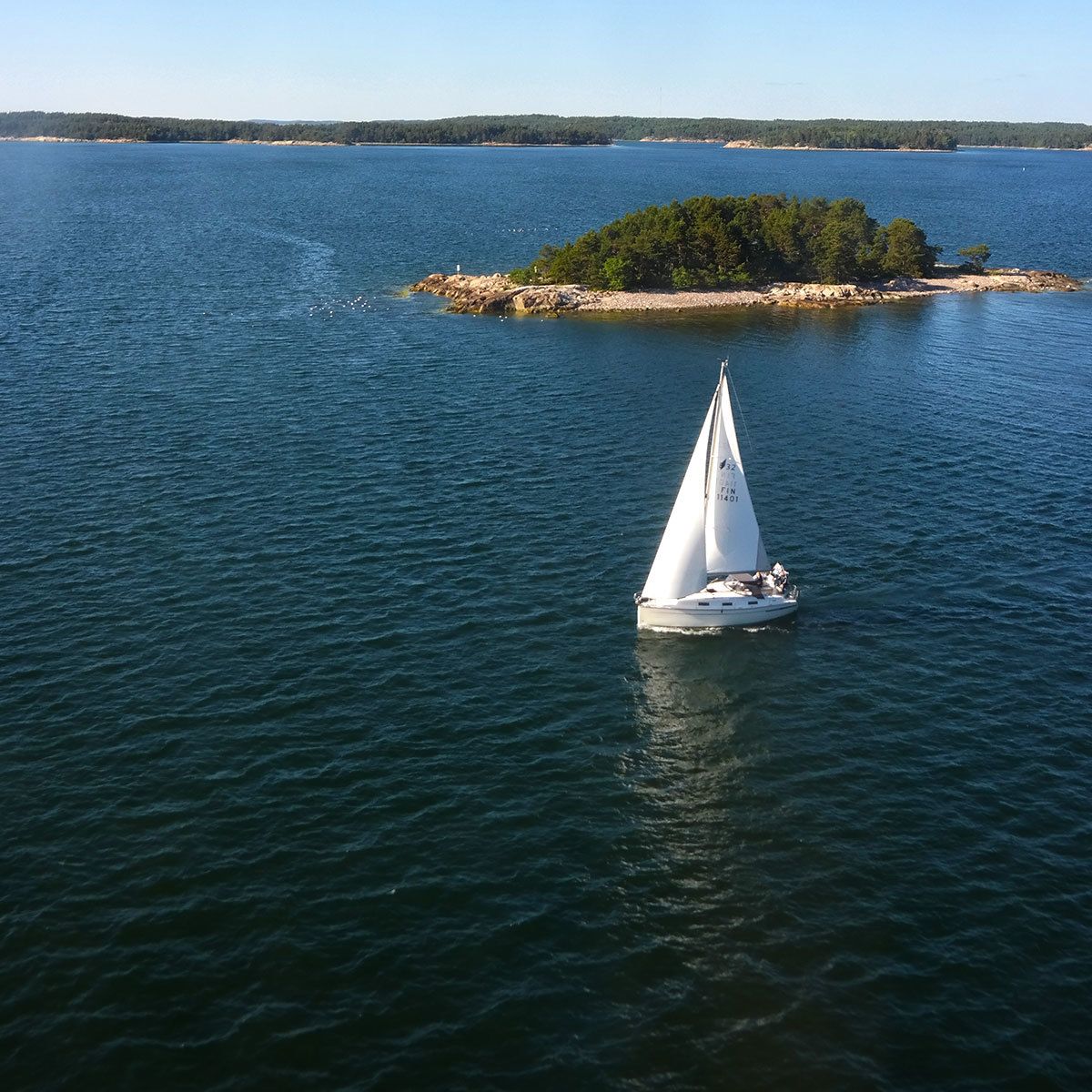 sailing-in-turku-archipelago-in-finland