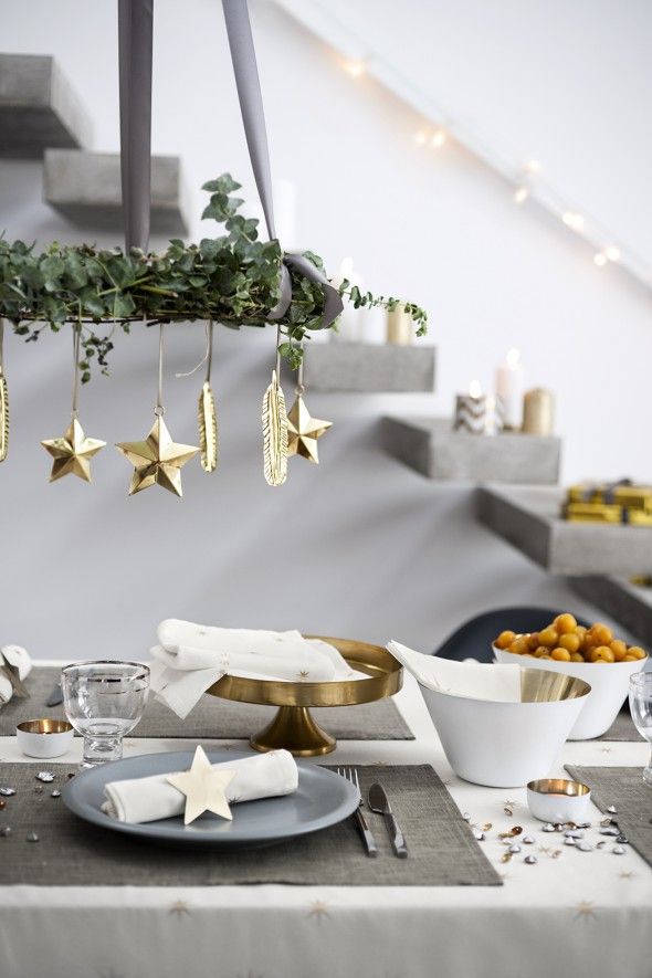 Christmas stars in minimal Christmas table setting by H&M