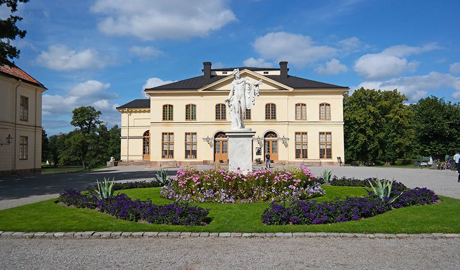 Drottningholm-Palace-statue-teather
