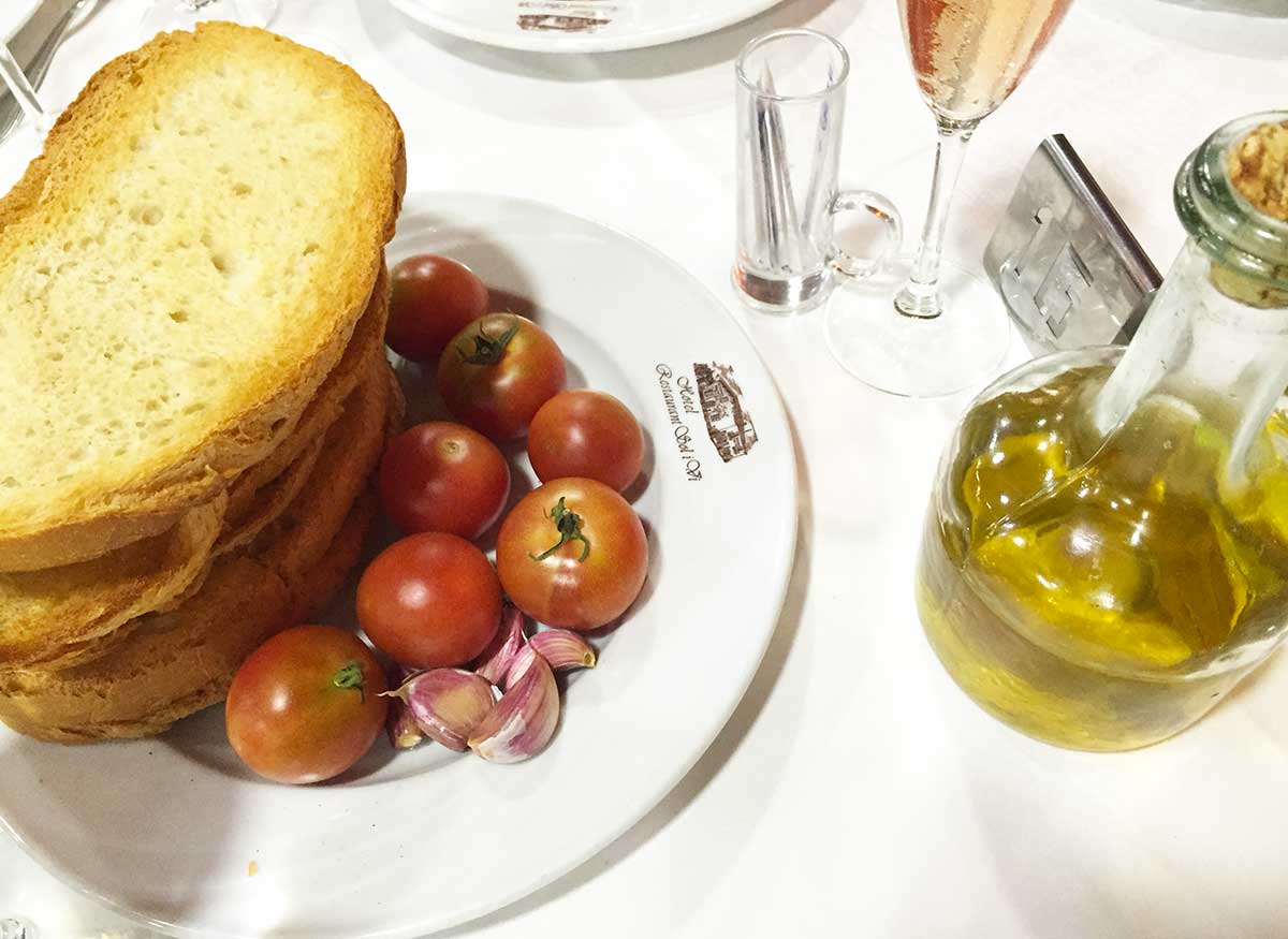 Catalan toast with tomato