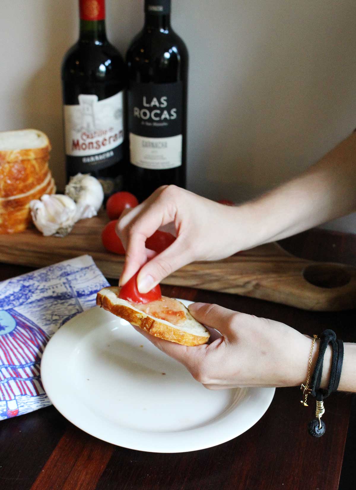 How to make Spanish toast with garlic and tomatoes.